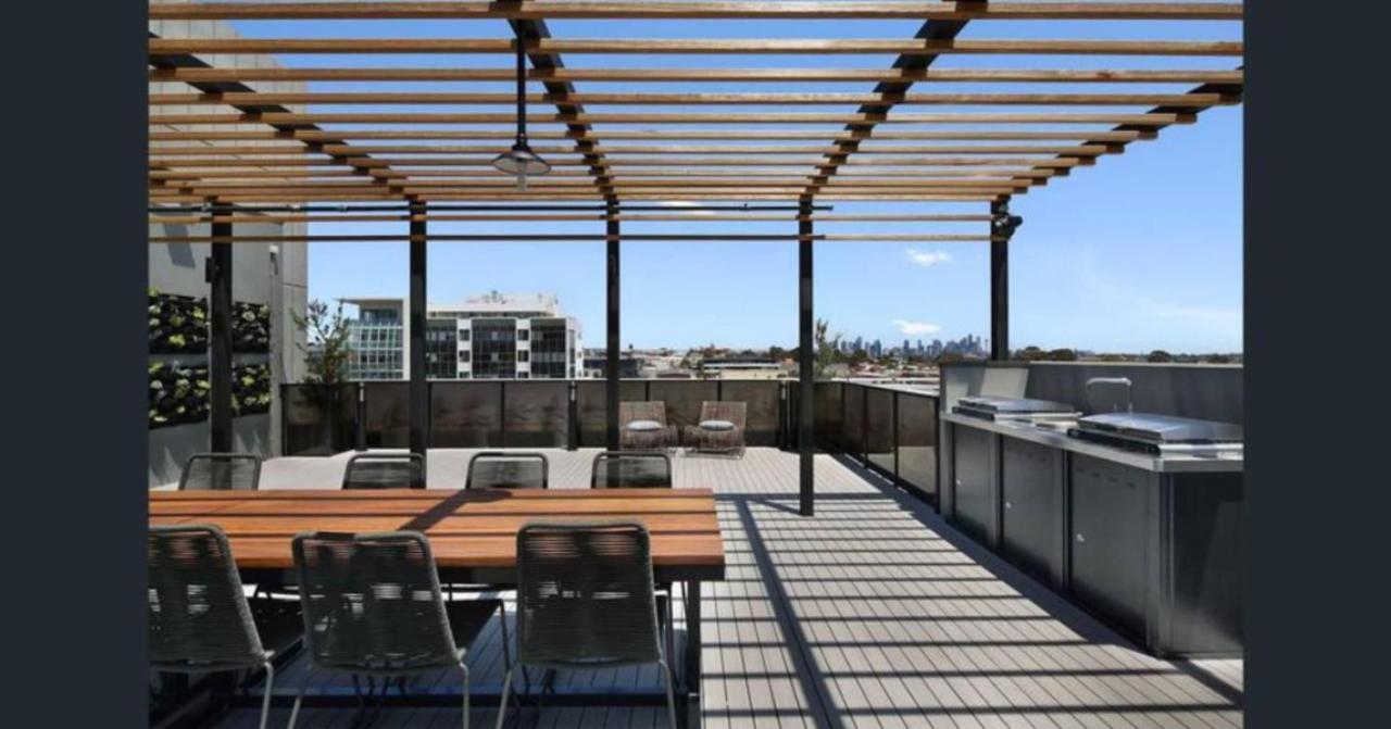 New Spacious 2 Bedroom With Gorgeous City Views Melbourne Bagian luar foto