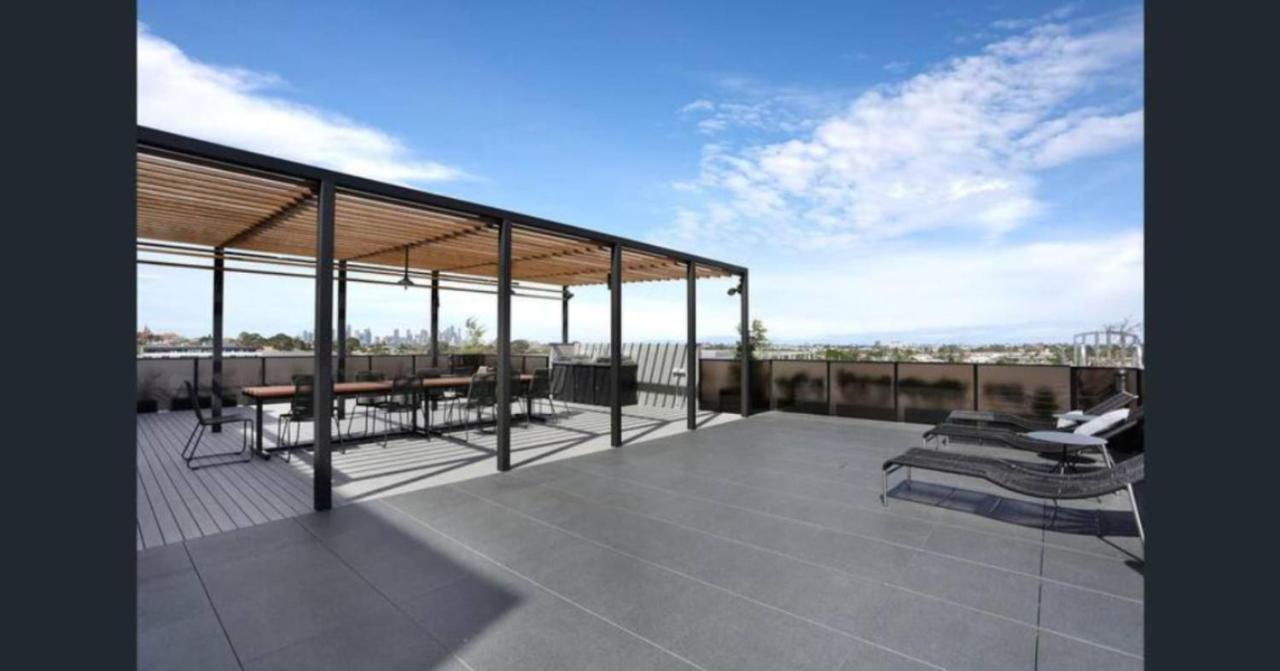 New Spacious 2 Bedroom With Gorgeous City Views Melbourne Bagian luar foto